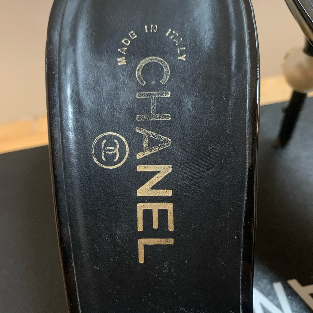 CHANEL BLACK LEATHER INTERLOCKING LOGO MULES - Picture 12 of 13